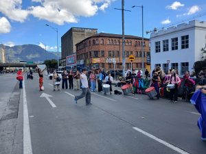 Quien o quienes Bloqueen vías de Transmilenio serán sancionados penalmente y retirados del lugar por ley sin derecho a reclamar